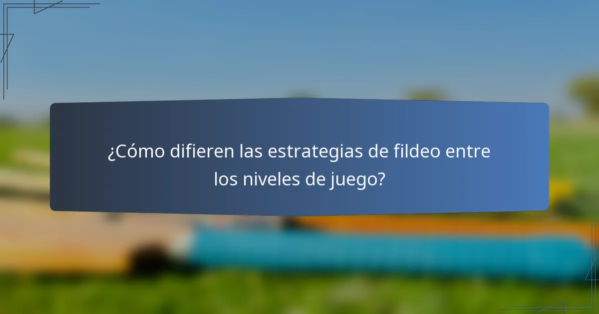 ¿Cómo difieren las estrategias de fildeo entre los niveles de juego?